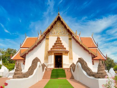 Tayland 'ın kuzeyindeki Nan eyaletinin ünlü turistik merkezi Wat Phumin' in eski bir duvarı vardır..