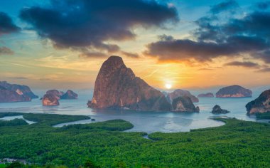 Samed Nang Chee Phang Nga Koyu 'nun güzel gün batımı manzarası..