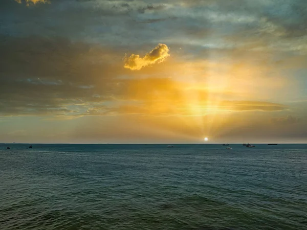 Soleil Lève Dessus Mer Par Matin Lumineux Avec Des Bateaux — Photo