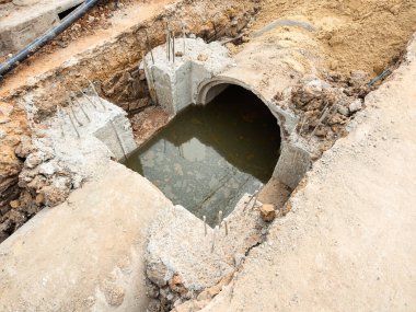 Verimliliği artırmak için mevcut yolları iyileştirmek amacıyla drenaj sistemleri yapım aşamasında.