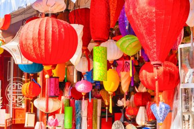 Hoi An, Vietnam 'daki bir markette satılık renkli ipek fenerler. Çiçek, kuş ve ev tasarımlarıyla elle boyandılar..