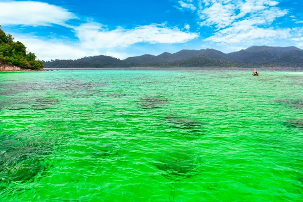 Belle Mer Ciel Clair Eau Verte Émeraude Pendant Saison Touristique — Photo