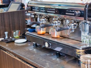 Üç baş profesyonel kahve makinesi.