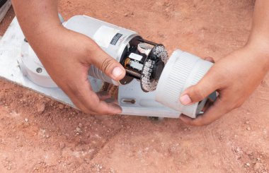 Teknisyen, kurulum öncesi sırayı kontrol etmek için eski CCTV kameralarını söküyor..