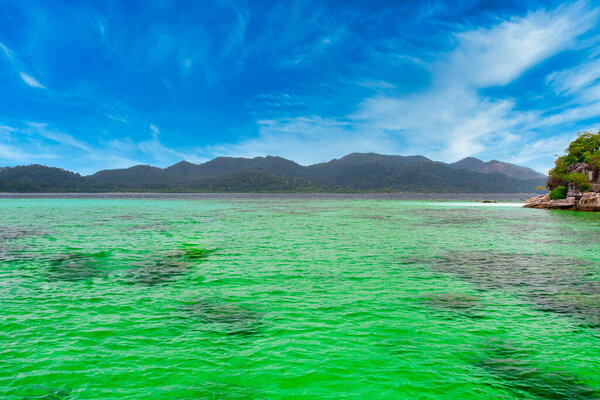 Красивое море, чистое небо, изумрудно-зеленая вода во время туристического сезона без туристов из-за эффекта эпидемии коронавируса
