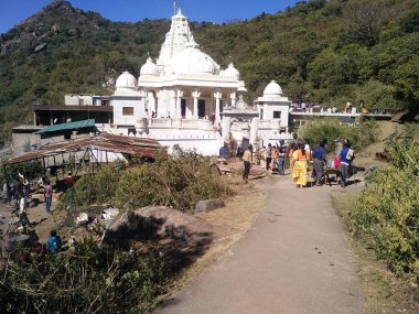 Jal Mandir, Jharkhand 'ın Giridih ilçesindeki Parasnath Hill' de yer almaktadır (Hindistan)