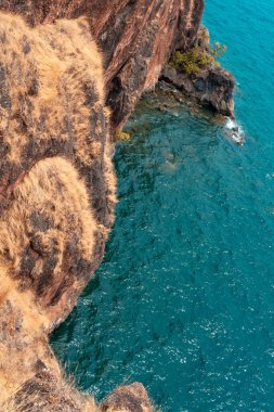 Tanganyika Gölü üzerindeki uçurum manzarası