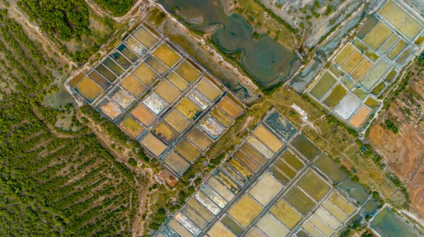 ダルエスサラーム市の塩農場の空中風景 — ストック写真