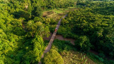 Morogoro kasabası Tanzanya 'nın uçsuz bucaksız yemyeşil otlakları ve tarım arazileri.