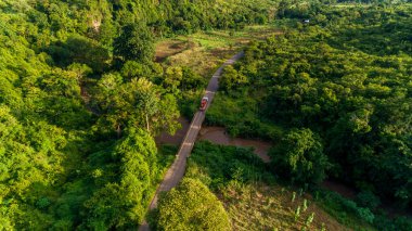 Morogoro kasabası Tanzanya 'nın uçsuz bucaksız yemyeşil otlakları ve tarım arazileri.