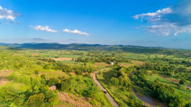 Morogoro kasabası Tanzanya 'nın uçsuz bucaksız yemyeşil otlakları ve tarım arazileri.