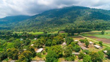 Morogoro kasabası Tanzanya 'nın uçsuz bucaksız yemyeşil otlakları ve tarım arazileri.