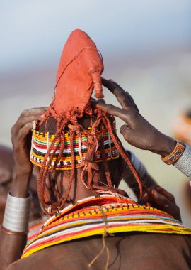 turkana kadın el giyen boncuk geleneksel jewerly yaptı