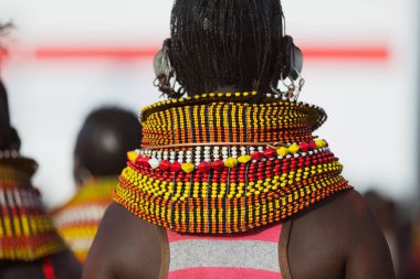 turkana kadın el giyen boncuk geleneksel jewerly yaptı