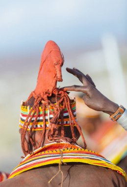 turkana kadın el giyen boncuk geleneksel jewerly yaptı
