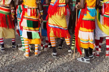 Renkli geleneksel kıyafetlerle Turkana erkekler