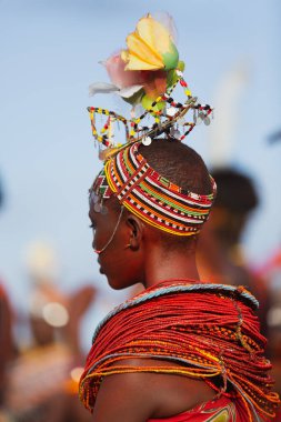 turkana kadın el giyen boncuk geleneksel jewerly yaptı