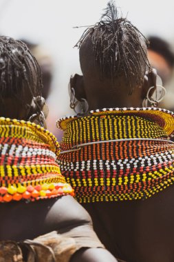 turkana kadın el giyen boncuk geleneksel jewerly yaptı