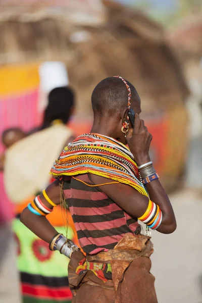 Turkana Frau Trägt Die Handgefertigte Perle Traditionellen Schmuck Telefon Sprechen — Stockfoto