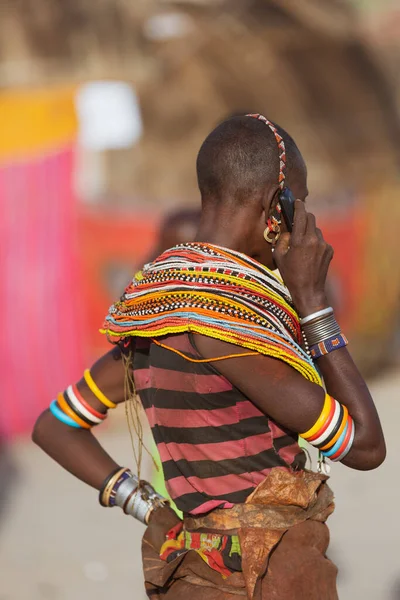 Turkana Kadın Giyen Boncuk Geleneksel Jewerly Telefonda Konuşurken Yapılmış — Stok fotoğraf
