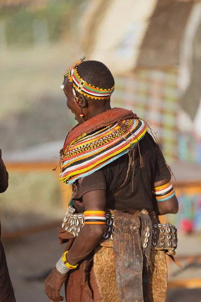 Turkana Kadın Giyen Boncuk Geleneksel Jewerly Yaptı — Stok fotoğraf