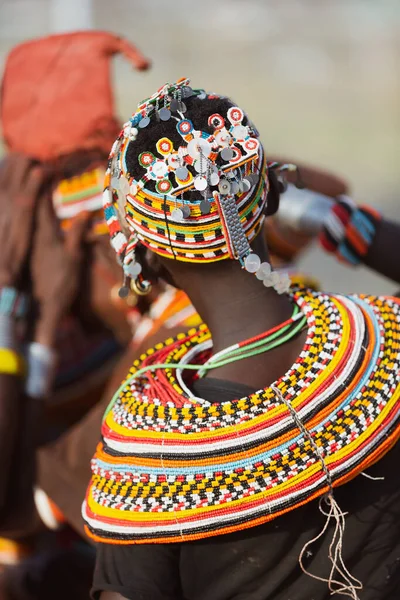 turkana kadın el giyen boncuk geleneksel jewerly yaptı
