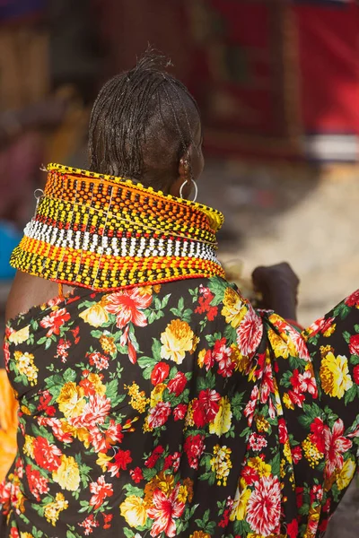 Turkana Kadın Giyen Boncuk Geleneksel Jewerly Yaptı — Stok fotoğraf