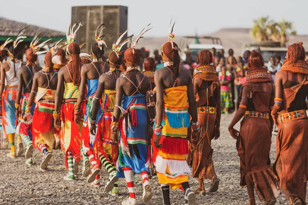 Turkana Férfiak Színes Hagyományos Ruhát Visel — Stock Fotó