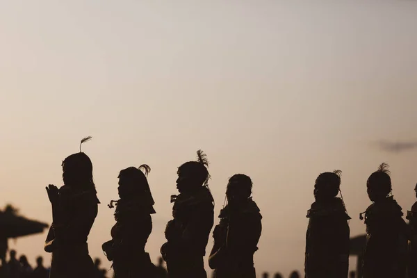 图尔卡纳妇女站在 Silhoutte 杜日落 图尔卡纳湖 肯尼亚 — 图库照片