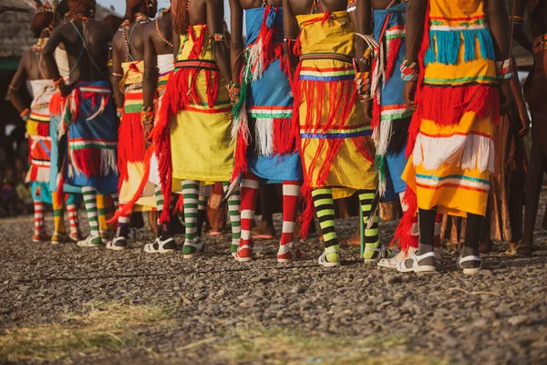 Renkli geleneksel kıyafetlerle Turkana erkekler