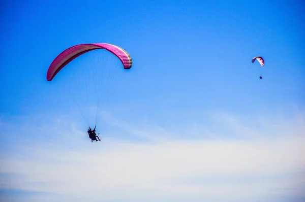 Gökyüzünde Uçan Bir Paraglider — Stok fotoğraf