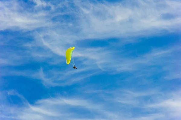 Gökyüzünde Uçan Bir Paraglider — Stok fotoğraf