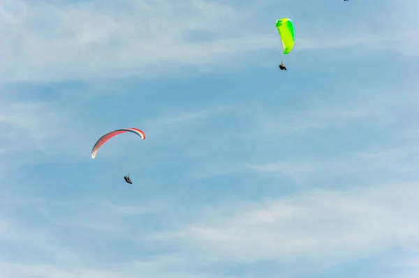 Dois Parapentes Voando Céu — Fotografia de Stock