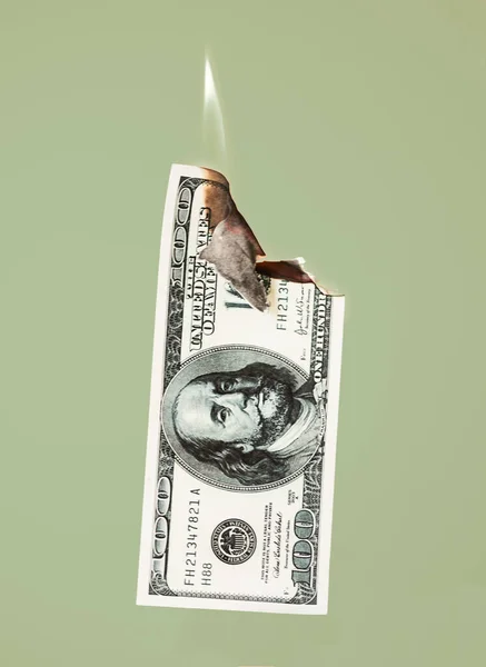 Καίγοντας 100 δολάρια μετρητά σε πράσινο φόντο — Φωτογραφία Αρχείου
