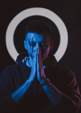 Yüzünde kitap kapağı ve poster fikirleri olan genç bir çocuk.