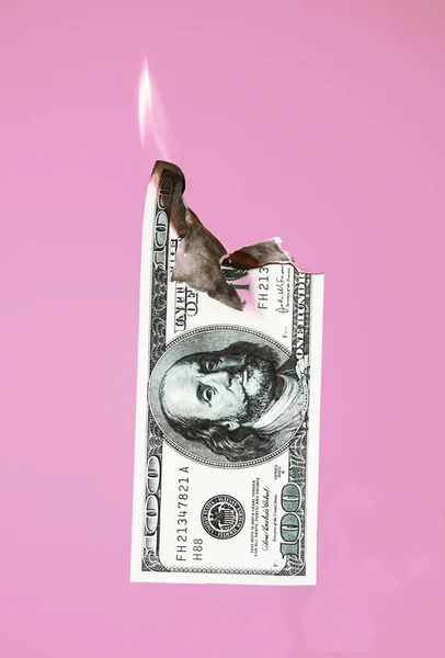 Καίγοντας εκατό δολάρια μετρητά σε ροζ φόντο — Φωτογραφία Αρχείου