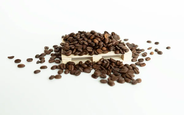 Kaffeebohnen liegen auf einer kleinen Holzpalette — Stockfoto