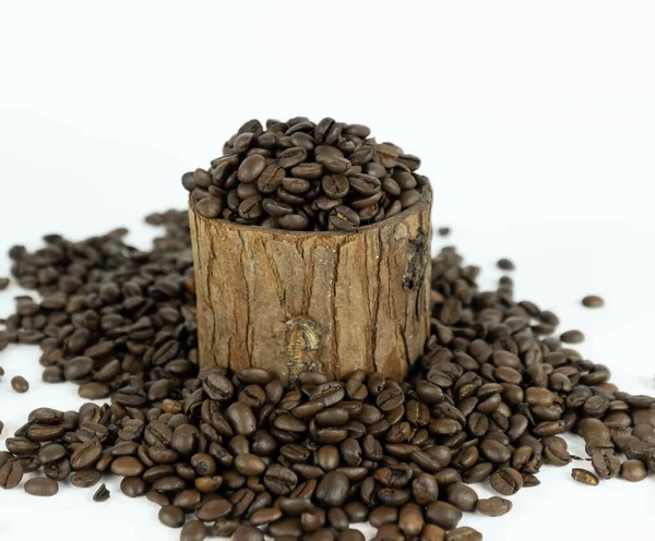 Kaffeebohnen liegen auf kleinem Baumstumpf herum — Stockfoto