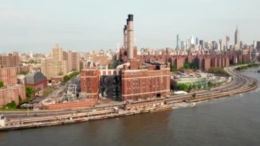 New York 'ta elektrik gazı ve buhar hizmeti sağlayan fabrikanın havadan görünüşü