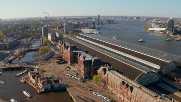 Vanuit de lucht zicht op de smalle kanalen van Amsterdam — Stockvideo