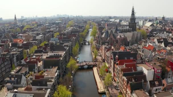 Вид с воздуха на узкие каналы в Амстердаме — стоковое видео