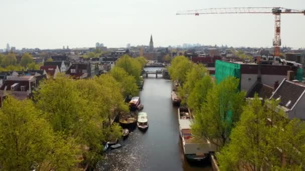 Vanuit de lucht zicht op de smalle kanalen van Amsterdam — Stockvideo