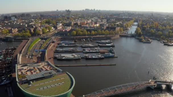 Vista aérea de canales estrechos de Amsterdam — Vídeo de stock