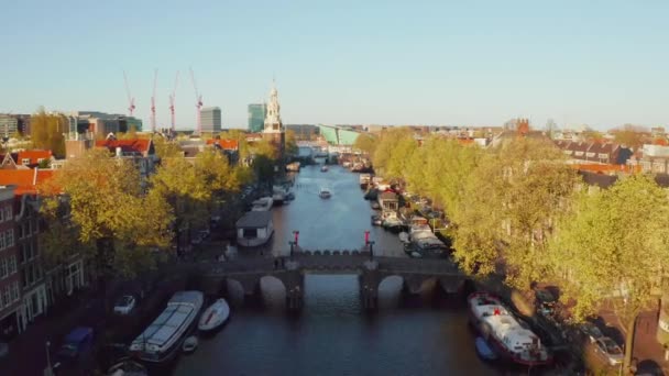 Widok z lotu ptaka na wąskie kanały amsterdamskie — Wideo stockowe