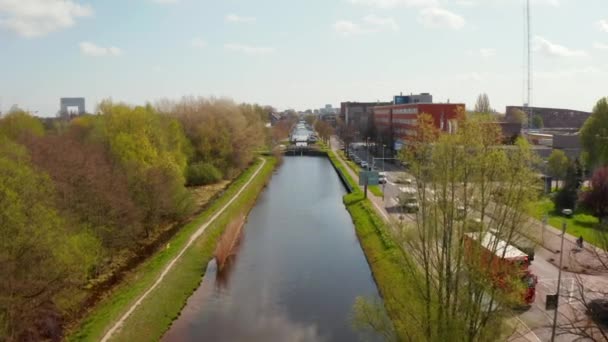 Widok z lotu ptaka na wąskie kanały amsterdamskie — Wideo stockowe