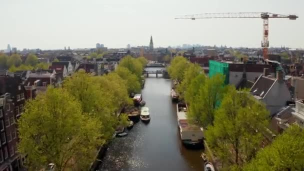 Letecký pohled na amsterdamské úzké kanály — Stock video