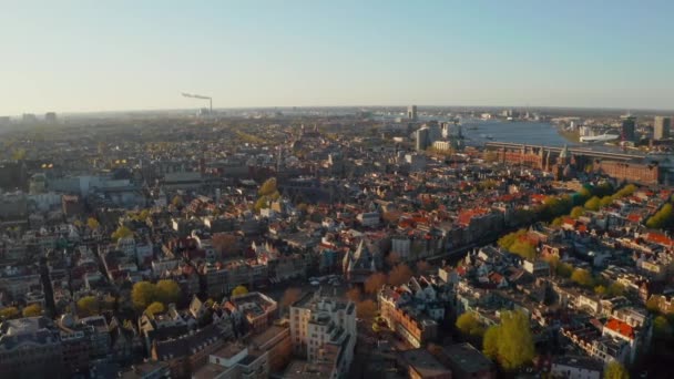 Вид з повітря на Амстердам над каналами біля центрального вокзалу — стокове відео