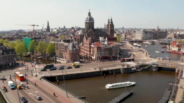 Antenn utsikt över amsterdam över kanaler nära centralstationen — Stockvideo