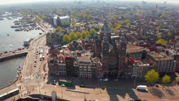 Вид с воздуха на амстердам над каналами возле центрального вокзала — стоковое видео