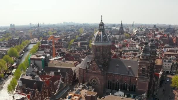 Vista aérea de los canales de Ámsterdam cerca de la estación central — Vídeos de Stock